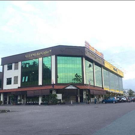 Capital O Rail Hotel Kluang Exterior photo